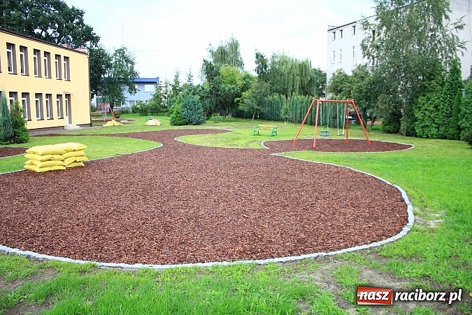 Zdjęcie w galerii na portalu naszraciborz.pl: Kora na placu zabaw brudzi ubrania dzieci wiadomości z regionu