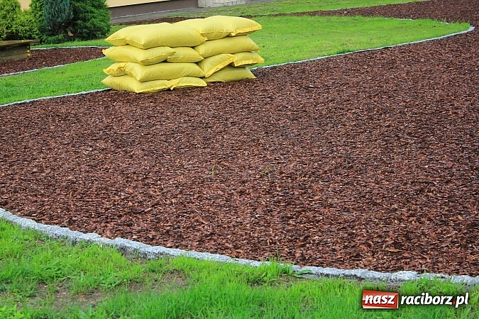 Zdjęcie w galerii na portalu naszraciborz.pl: Kora na placu zabaw brudzi ubrania dzieci wiadomości z regionu