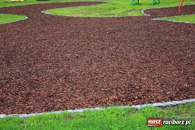 Zdjęcie w galerii na portalu naszraciborz.pl: Kora na placu zabaw brudzi ubrania dzieci wiadomości z regionu