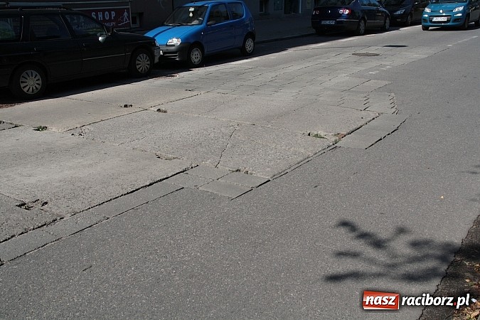 Zdjęcie w galerii na portalu naszraciborz.pl: Radna apeluje: stan chodnika zagraża bezpieczeństwu pieszych wiadomości z regionu