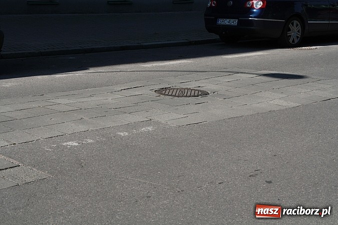 Zdjęcie w galerii na portalu naszraciborz.pl: Radna apeluje: stan chodnika zagraża bezpieczeństwu pieszych wiadomości z regionu
