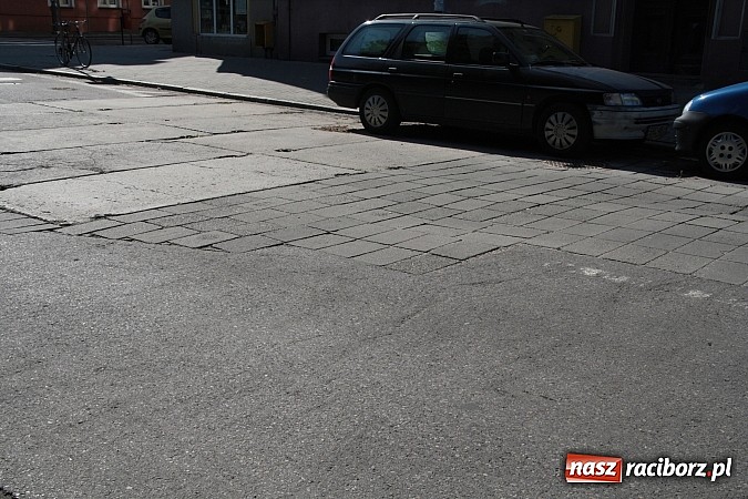 Zdjęcie w galerii na portalu naszraciborz.pl: Radna apeluje: stan chodnika zagraża bezpieczeństwu pieszych wiadomości z regionu