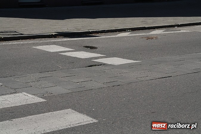 Zdjęcie w galerii na portalu naszraciborz.pl: Radna apeluje: stan chodnika zagraża bezpieczeństwu pieszych wiadomości z regionu
