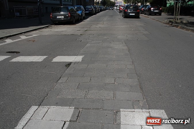 Zdjęcie w galerii na portalu naszraciborz.pl: Radna apeluje: stan chodnika zagraża bezpieczeństwu pieszych wiadomości z regionu