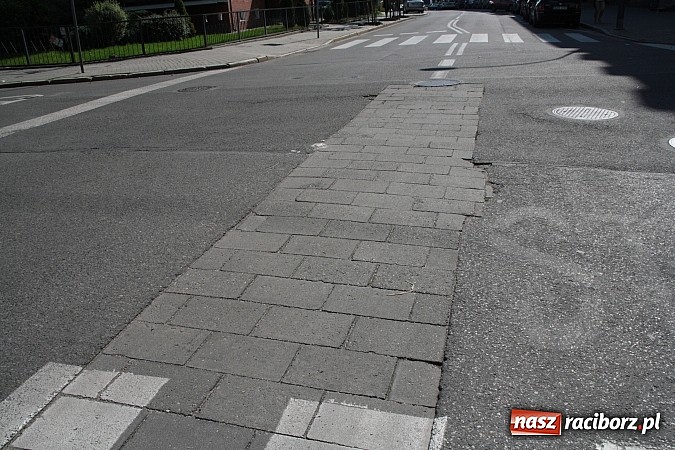 Zdjęcie w galerii na portalu naszraciborz.pl: Radna apeluje: stan chodnika zagraża bezpieczeństwu pieszych wiadomości z regionu