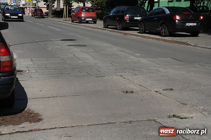 Zdjęcie w galerii na portalu naszraciborz.pl: Radna apeluje: stan chodnika zagraża bezpieczeństwu pieszych wiadomości z regionu