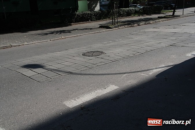 Zdjęcie w galerii na portalu naszraciborz.pl: Radna apeluje: stan chodnika zagraża bezpieczeństwu pieszych wiadomości z regionu