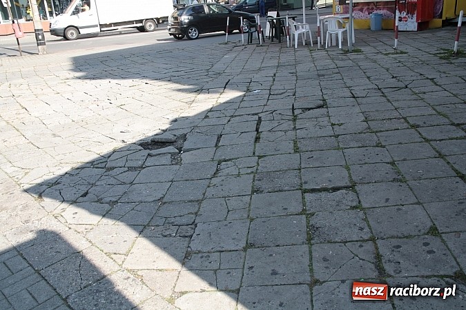 Zdjęcie w galerii na portalu naszraciborz.pl: Radna apeluje: stan chodnika zagraża bezpieczeństwu pieszych wiadomości z regionu