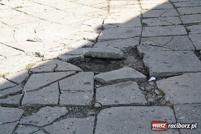 Zdjęcie w galerii na portalu naszraciborz.pl: Radna apeluje: stan chodnika zagraża bezpieczeństwu pieszych wiadomości z regionu