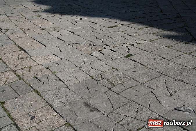 Zdjęcie w galerii na portalu naszraciborz.pl: Radna apeluje: stan chodnika zagraża bezpieczeństwu pieszych wiadomości z regionu