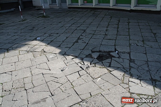 Zdjęcie w galerii na portalu naszraciborz.pl: Radna apeluje: stan chodnika zagraża bezpieczeństwu pieszych wiadomości z regionu
