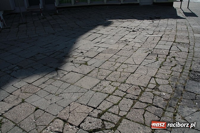 Zdjęcie w galerii na portalu naszraciborz.pl: Radna apeluje: stan chodnika zagraża bezpieczeństwu pieszych wiadomości z regionu