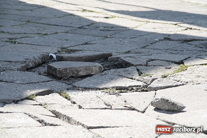 Zdjęcie w galerii na portalu naszraciborz.pl: Radna apeluje: stan chodnika zagraża bezpieczeństwu pieszych wiadomości z regionu