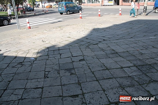 Zdjęcie w galerii na portalu naszraciborz.pl: Radna apeluje: stan chodnika zagraża bezpieczeństwu pieszych wiadomości z regionu