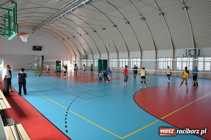 Zdjęcie w galerii na portalu naszraciborz.pl: Siatkarki UKS Krzanowice od dziś testują nową halę sportową. Zobacz jak wygląda wiadomości z regionu