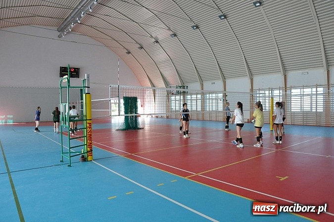 Zdjęcie w galerii na portalu naszraciborz.pl: Siatkarki UKS Krzanowice od dziś testują nową halę sportową. Zobacz jak wygląda wiadomości z regionu
