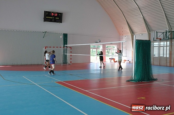 Zdjęcie w galerii na portalu naszraciborz.pl: Siatkarki UKS Krzanowice od dziś testują nową halę sportową. Zobacz jak wygląda wiadomości z regionu