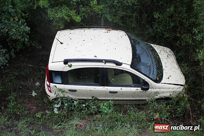 Zdjęcie w galerii na portalu naszraciborz.pl: Fiat wypadł z drogi na Brzeskiej! wiadomości z regionu
