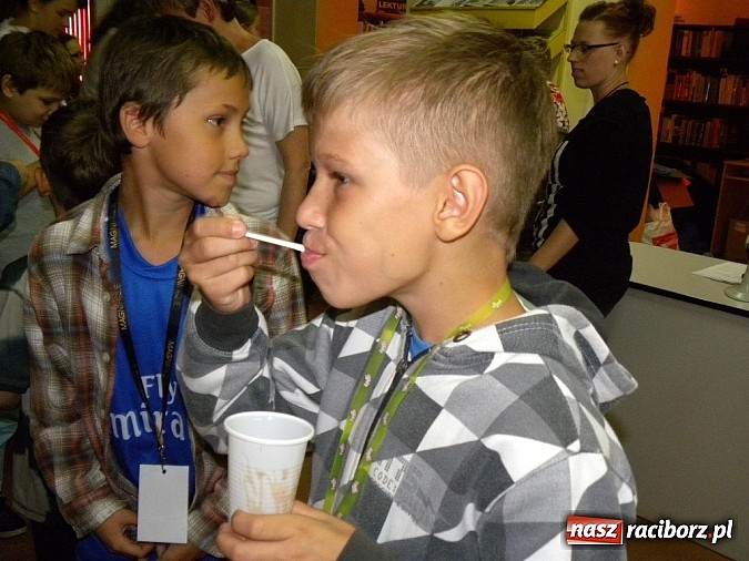 Zdjęcie w galerii na portalu naszraciborz.pl: W krainie zielonego złota, czyli kolejna podróż z biblioteką wiadomości z regionu