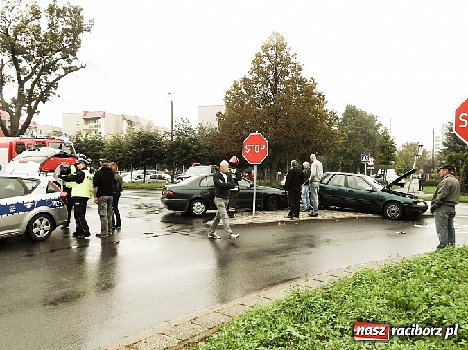 Zdjęcie w galerii na portalu naszraciborz.pl: Kraksa na skrzyżowaniu Katowickiej z Ocicką! wiadomości z regionu
