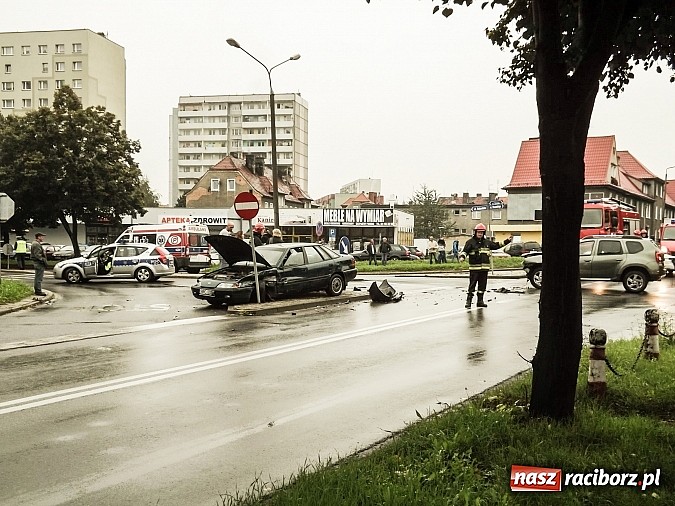 Zdjęcie w galerii na portalu naszraciborz.pl: Kraksa na skrzyżowaniu Katowickiej z Ocicką! wiadomości z regionu