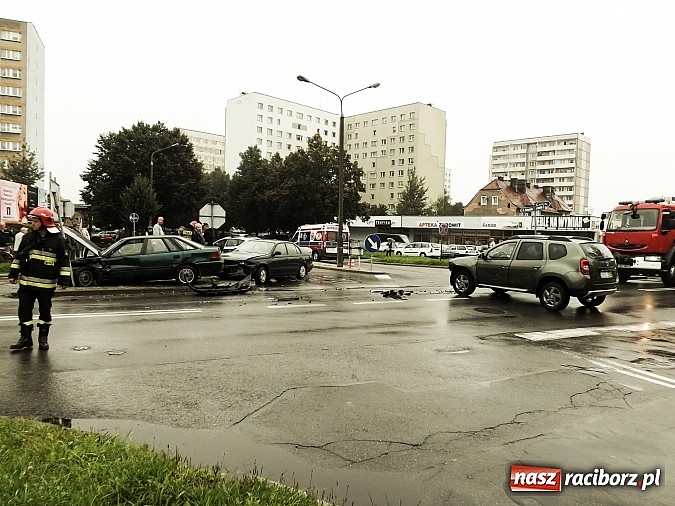 Zdjęcie w galerii na portalu naszraciborz.pl: Kraksa na skrzyżowaniu Katowickiej z Ocicką! wiadomości z regionu