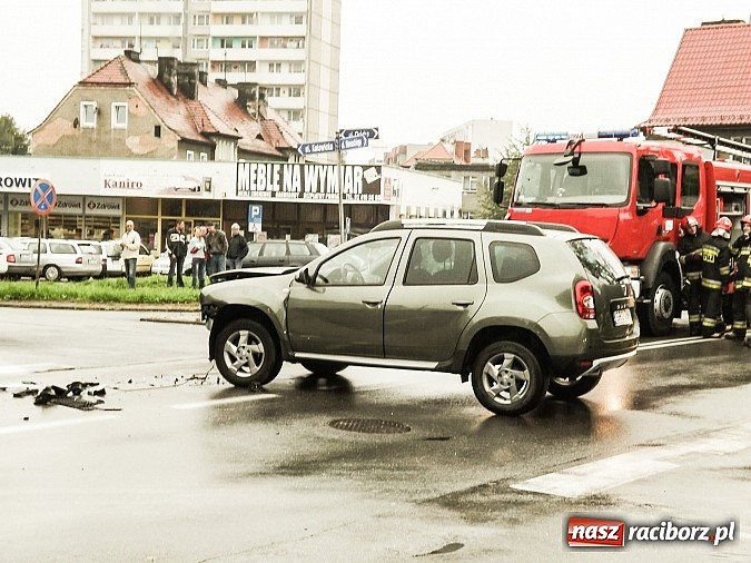 Zdjęcie w galerii na portalu naszraciborz.pl: Kraksa na skrzyżowaniu Katowickiej z Ocicką! wiadomości z regionu