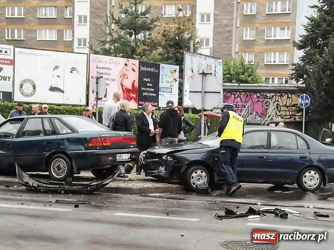 Zdjęcie w galerii na portalu naszraciborz.pl: Kraksa na skrzyżowaniu Katowickiej z Ocicką! wiadomości z regionu