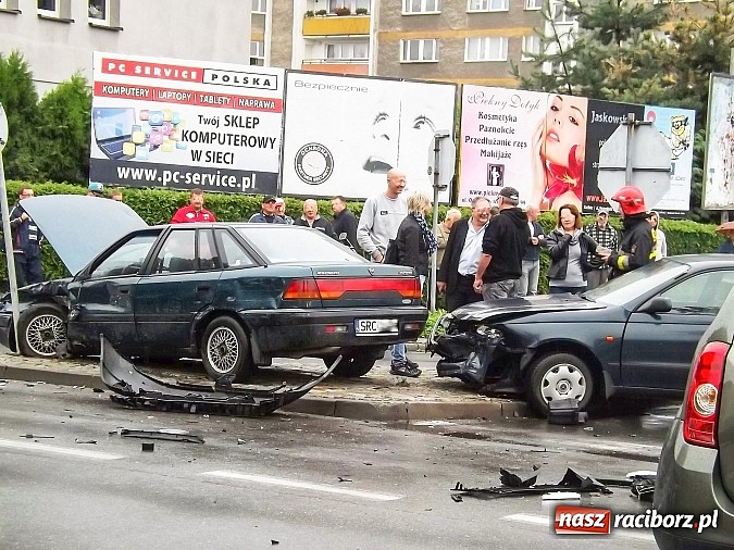 Zdjęcie w galerii na portalu naszraciborz.pl: Kraksa na skrzyżowaniu Katowickiej z Ocicką! wiadomości z regionu
