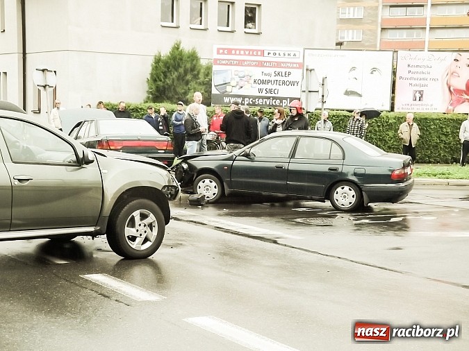 Zdjęcie w galerii na portalu naszraciborz.pl: Kraksa na skrzyżowaniu Katowickiej z Ocicką! wiadomości z regionu
