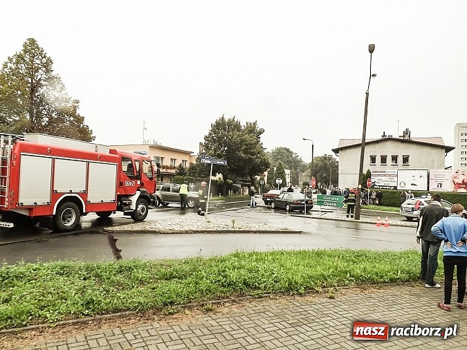 Zdjęcie w galerii na portalu naszraciborz.pl: Kraksa na skrzyżowaniu Katowickiej z Ocicką! wiadomości z regionu