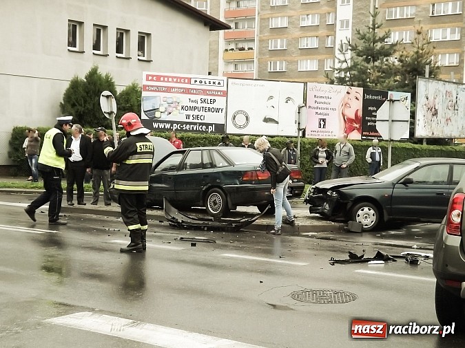 Zdjęcie w galerii na portalu naszraciborz.pl: Kraksa na skrzyżowaniu Katowickiej z Ocicką! wiadomości z regionu