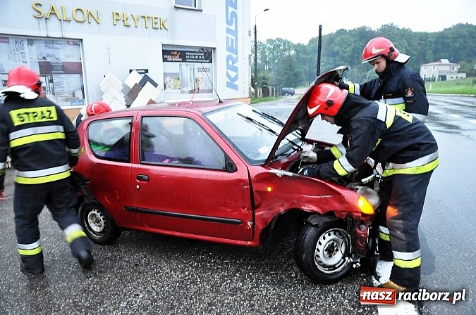 Zdjęcie w galerii na portalu naszraciborz.pl: Prawo serii! Zderzenie trzech aut w Rzuchowie wiadomości z regionu