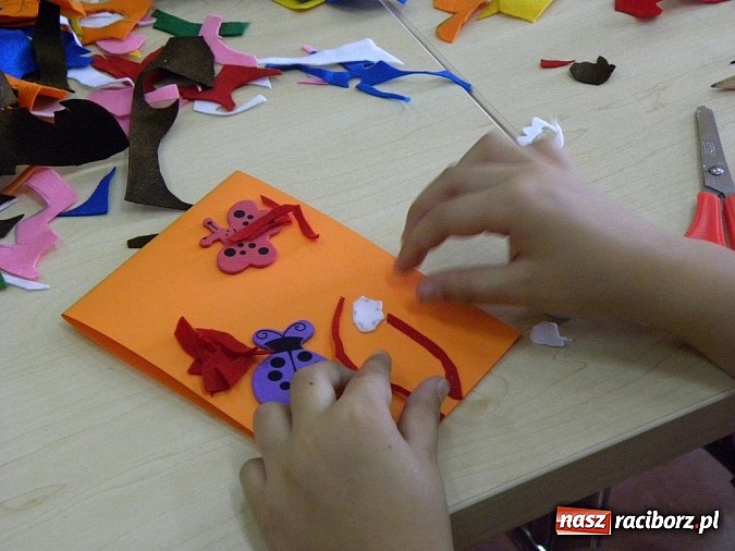 Zdjęcie w galerii na portalu naszraciborz.pl: Filc, krepina i quilling, czyli Mała Akademia Sztuki na wakacjach wiadomości z regionu