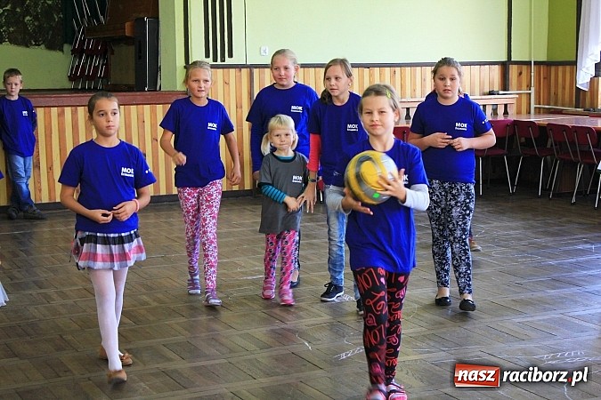 Zdjęcie w galerii na portalu naszraciborz.pl: To była zabawa! Zapomniane gry i zabawy przypomniano w Domu Kultury w Borucinie wiadomości z regionu