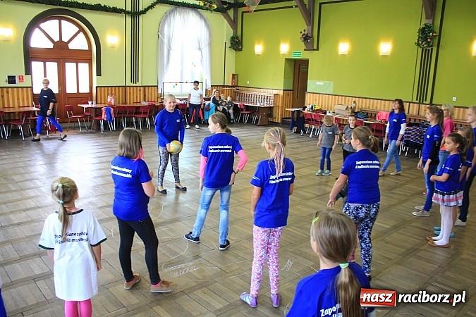 Zdjęcie w galerii na portalu naszraciborz.pl: To była zabawa! Zapomniane gry i zabawy przypomniano w Domu Kultury w Borucinie wiadomości z regionu