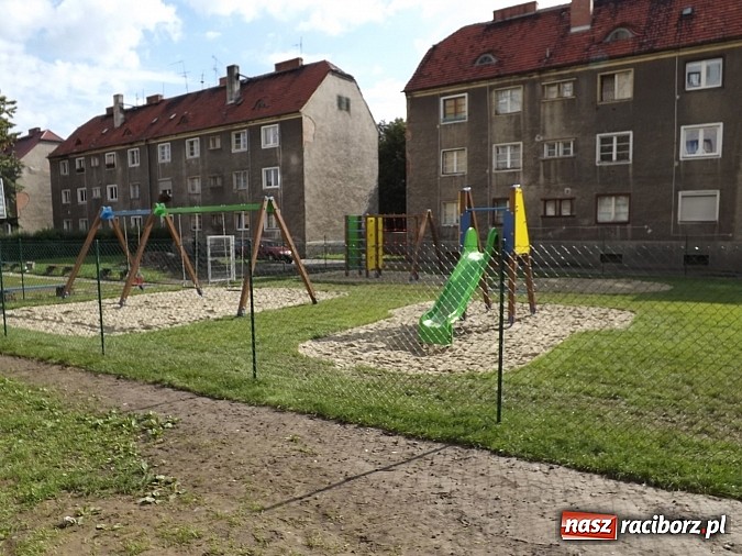 Zdjęcie w galerii na portalu naszraciborz.pl: Na Pomnikowej nowy plac zabaw z inicjatywy lokalnej! wiadomości z regionu