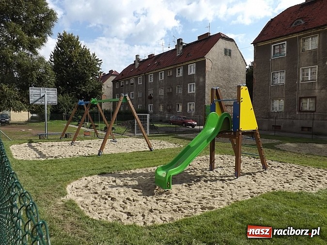 Zdjęcie w galerii na portalu naszraciborz.pl: Na Pomnikowej nowy plac zabaw z inicjatywy lokalnej! wiadomości z regionu