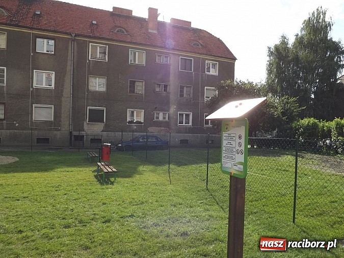Zdjęcie w galerii na portalu naszraciborz.pl: Na Pomnikowej nowy plac zabaw z inicjatywy lokalnej! wiadomości z regionu