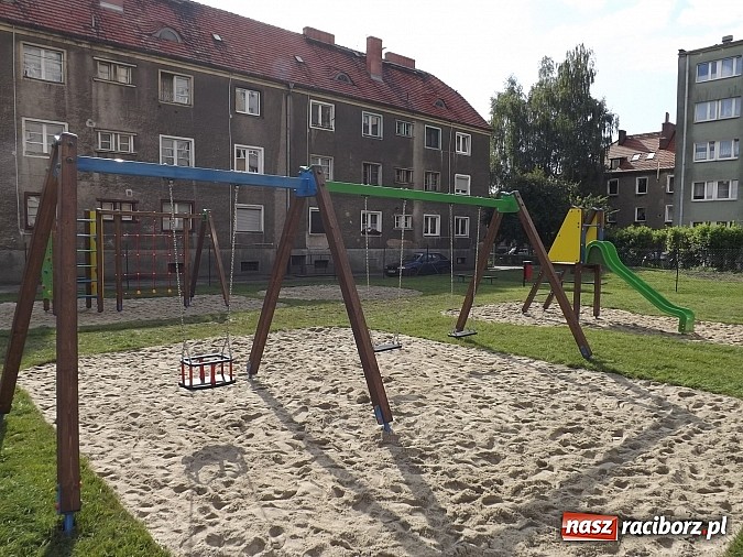 Zdjęcie w galerii na portalu naszraciborz.pl: Na Pomnikowej nowy plac zabaw z inicjatywy lokalnej! wiadomości z regionu