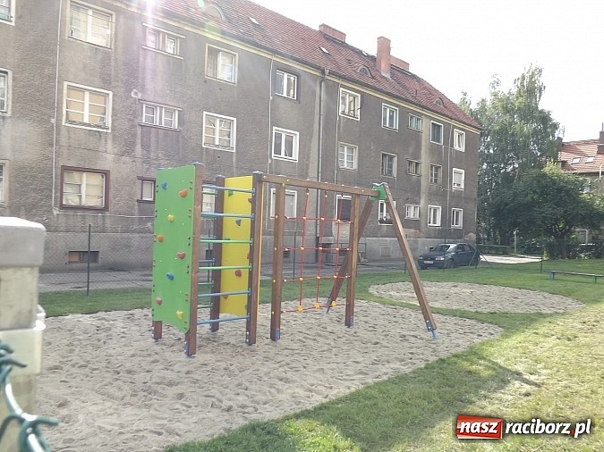 Zdjęcie w galerii na portalu naszraciborz.pl: Na Pomnikowej nowy plac zabaw z inicjatywy lokalnej! wiadomości z regionu