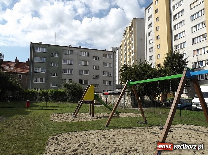 Zdjęcie w galerii na portalu naszraciborz.pl: Na Pomnikowej nowy plac zabaw z inicjatywy lokalnej! wiadomości z regionu