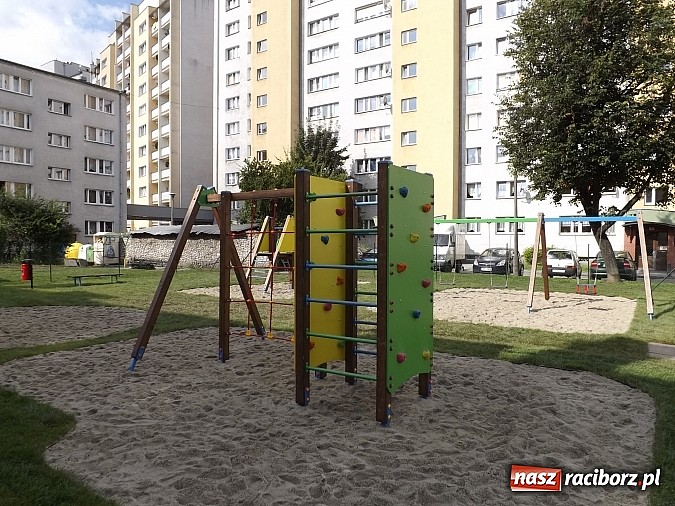 Zdjęcie w galerii na portalu naszraciborz.pl: Na Pomnikowej nowy plac zabaw z inicjatywy lokalnej! wiadomości z regionu