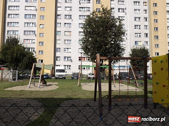 Zdjęcie w galerii na portalu naszraciborz.pl: Na Pomnikowej nowy plac zabaw z inicjatywy lokalnej! wiadomości z regionu