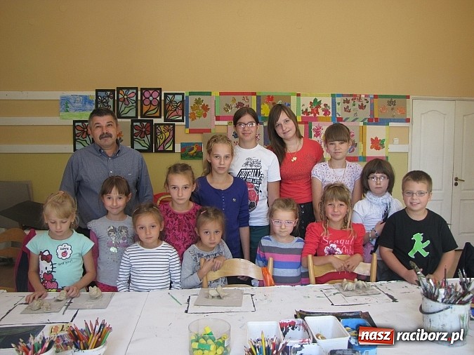 Zdjęcie w galerii na portalu naszraciborz.pl: Eksperymenty w glinie i na szkle. Warsztaty plastyczne w Strzesze wiadomości z regionu