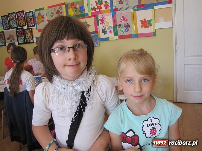 Zdjęcie w galerii na portalu naszraciborz.pl: Eksperymenty w glinie i na szkle. Warsztaty plastyczne w Strzesze wiadomości z regionu