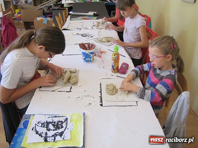 Zdjęcie w galerii na portalu naszraciborz.pl: Eksperymenty w glinie i na szkle. Warsztaty plastyczne w Strzesze wiadomości z regionu