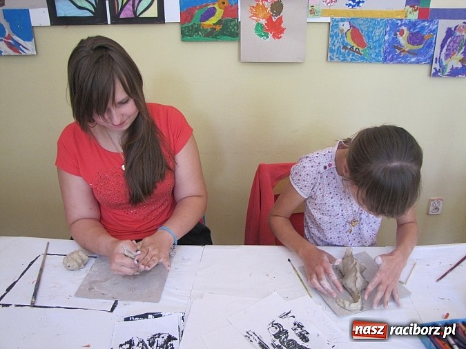 Zdjęcie w galerii na portalu naszraciborz.pl: Eksperymenty w glinie i na szkle. Warsztaty plastyczne w Strzesze wiadomości z regionu