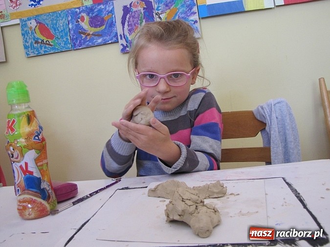 Zdjęcie w galerii na portalu naszraciborz.pl: Eksperymenty w glinie i na szkle. Warsztaty plastyczne w Strzesze wiadomości z regionu