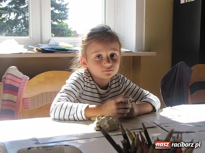 Zdjęcie w galerii na portalu naszraciborz.pl: Eksperymenty w glinie i na szkle. Warsztaty plastyczne w Strzesze wiadomości z regionu